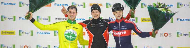 Onfortuinlijke winnaar Wabe de Rooij ondersteund door ploeggenoten naar podium