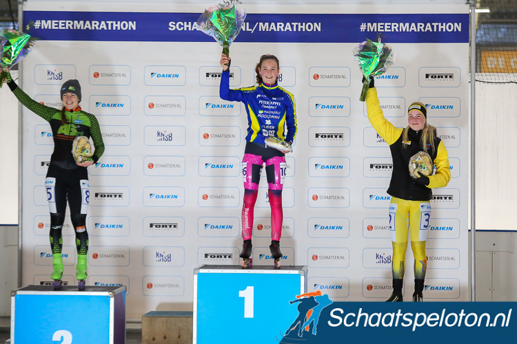 De jonge regiorijdster Sofia Schilder wint in Breda. Op het podium word ze geflankeerde door Sanne van der Schaar en Janne Berkhout.