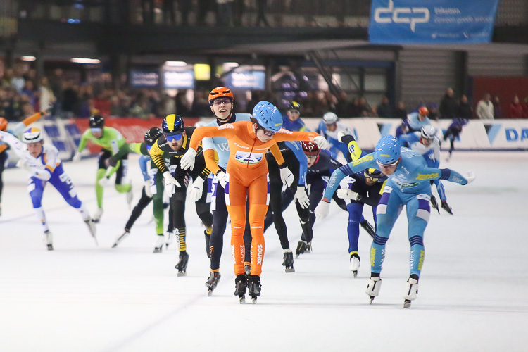 De Velde pakt cup ondanks val, Van der Horst mag finale winnen