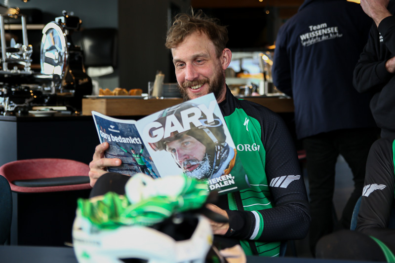 Gary Hekman bladert door zijn eigen glossy de Gary.