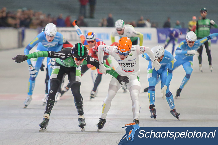 Evert Hoolwerf strijden tot op de streep om de winst in de schaatsmarathon van Den Haag.