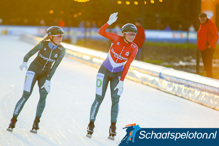 De eerste Staatsloterij Schaatsmarathon is gewonnen door Irene Schouten. In Amsterdam klopt ze in de sprint ploeggenote Marijke Groenewoud.