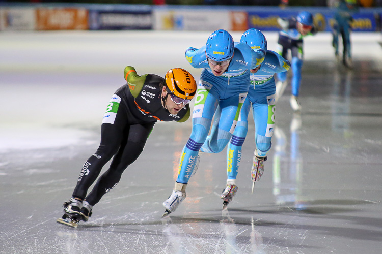 Jordy Harink zorgt in de laatste vijf ronden voor de aansluiting van Sjoerd den Hertog bij Jeroen Janissen die net ploeggenoot Jorian ten Cate zag afhaken.