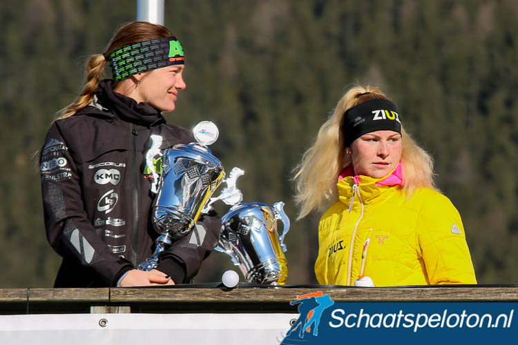 Niet Marijke Groenewoud (re.) maar Manon Kamminga (li.) wint de Aart Koopmans Memorial nadat Groenewoud alsnog een rode kaart ontvangt.