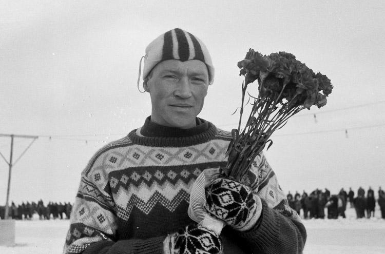 Reinier Paping wordt in 1963 gehuldigd voor zijn Elfstedenoverwinning voorafgaande van een natuurijsmarathon in Ter Aar.