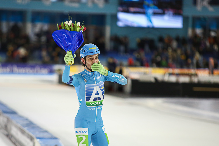 De bloemen waren gisteren voor Sjoerd den Hertog niet alleen voor zijn overwinning maar ook voor zijn verjaardag.