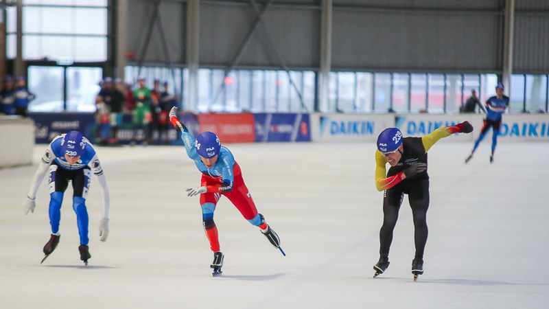 Het verschil tussen kampioen Kurt Wubben (re.) en Arnold Gaasenbeek (mi.) is op de streep haast niet te zien.