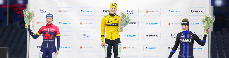 Primeur Bianca Bakker, voor het eerst in zes jaar andere winnares dan Irene Schouten in Thialf