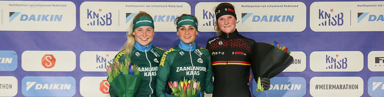 Winnende Irene Schouten helpt ploeggenote Maaike Verweij aan eindzege
