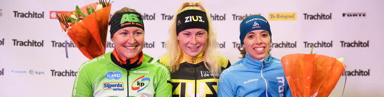 Marijke Groenewoud sprint weg bij peloton bij opening Trachitol Trophy