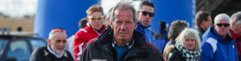 Weissensee-ijsmeester Norbert Jank breekt met sneeuwveegmachine door ijs en komt met schrik vrij